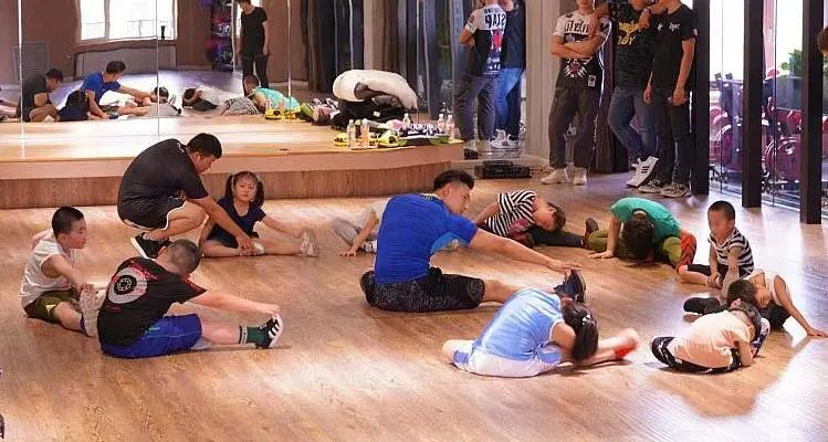 健身手套怎么绑_健身手套绑带_手套健身绑带的作用