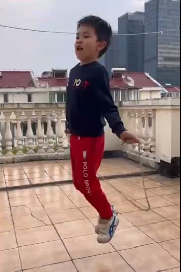 幼儿园新闻播报稿100字以内_幼儿园播报简单新闻稿_新闻稿播报园简单幼儿园怎么写