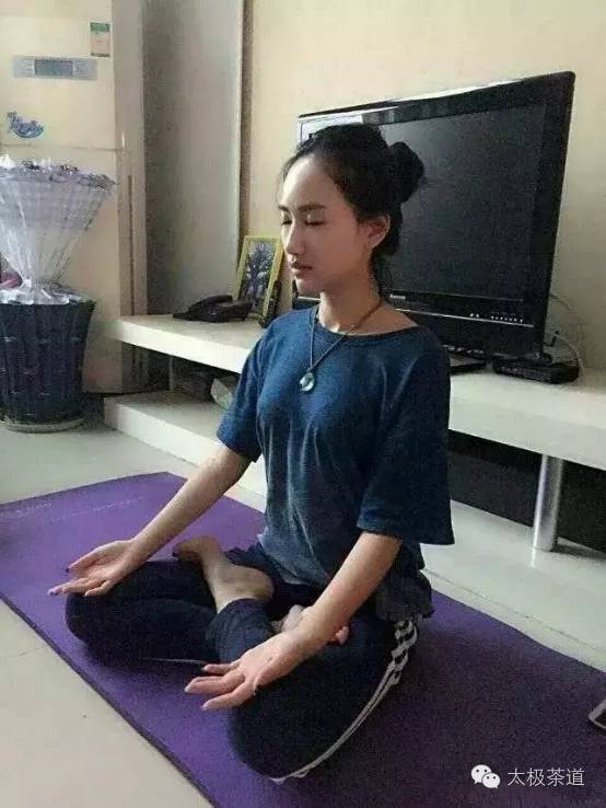 如何盘腿打坐视频教程_盘腿打坐初学视频_打坐盘腿练习方法——双盘