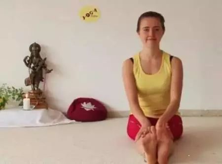 如何盘腿打坐视频教程_打坐盘腿练习方法——双盘_盘腿打坐初学视频