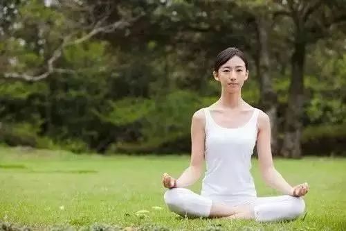 盘腿打坐怎么练_盘腿打坐的正确姿势_打坐盘腿练习方法——双盘