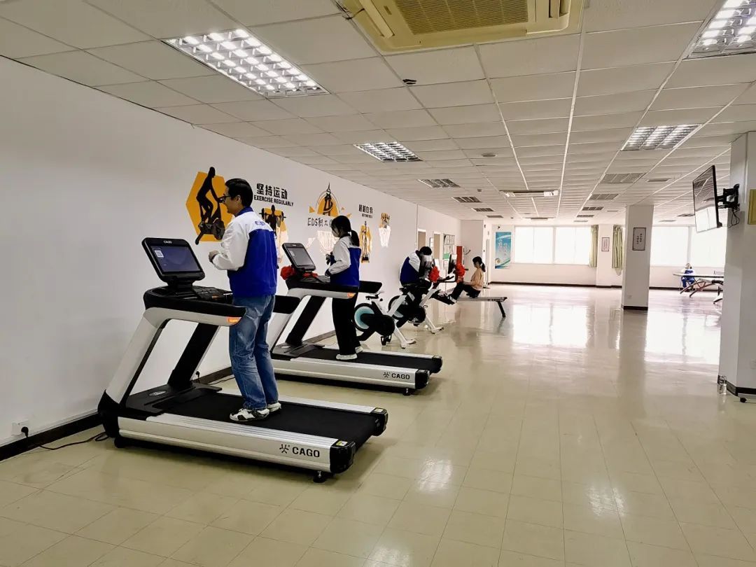 健身器材综合训练器的使用方法_健身器材训练动作讲解_综合训练器 健身