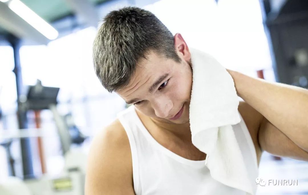 健身手套松点好还是紧点好_健身手套松一点_健身手套大了怎么办