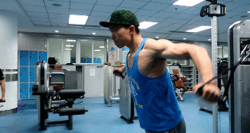 胸肌锻炼器材的使用方法_胸肌训练器有用吗_综合训练器 胸肌