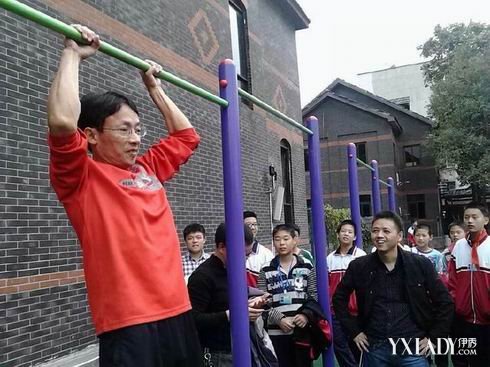 初练单杠视频_练单杠的好处和坏处_单杠三练习