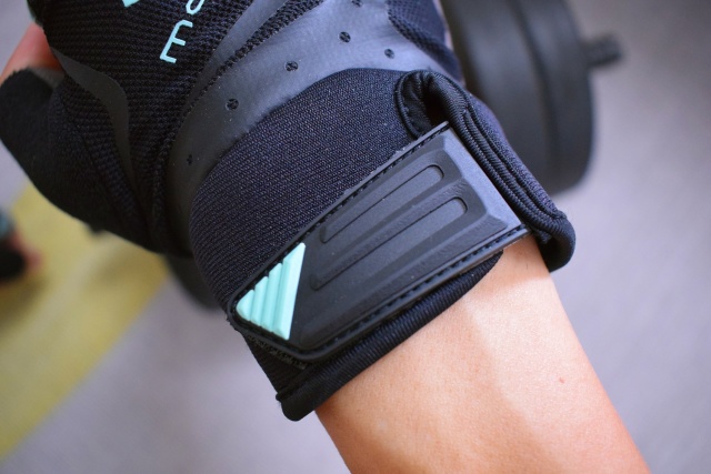 撸铁戴手套,你以为只是为了防止磨出老茧?