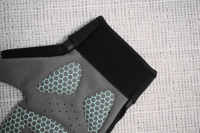 撸铁戴手套,你以为只是为了防止磨出老茧?