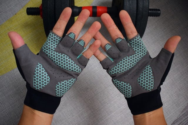 撸铁戴手套,你以为只是为了防止磨出老茧?