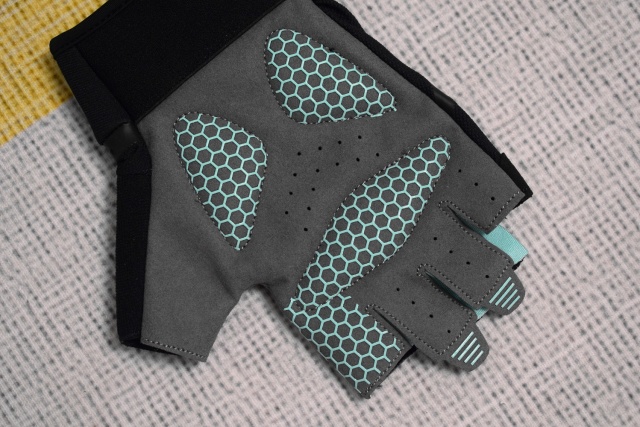 撸铁戴手套,你以为只是为了防止磨出老茧?