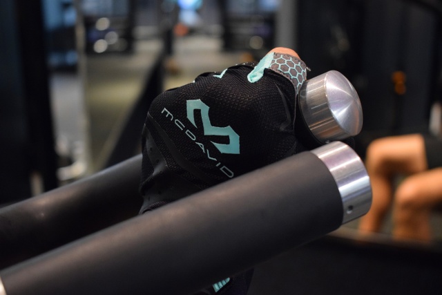 撸铁戴手套,你以为只是为了防止磨出老茧?