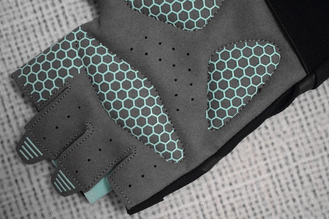 撸铁戴手套,你以为只是为了防止磨出老茧?