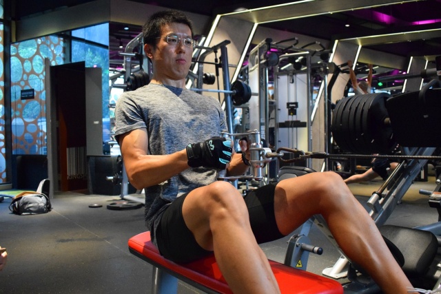 撸铁戴手套,你以为只是为了防止磨出老茧?