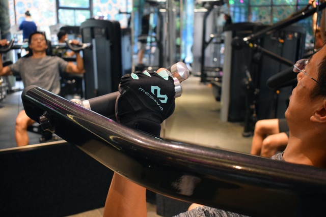 撸铁戴手套,你以为只是为了防止磨出老茧?