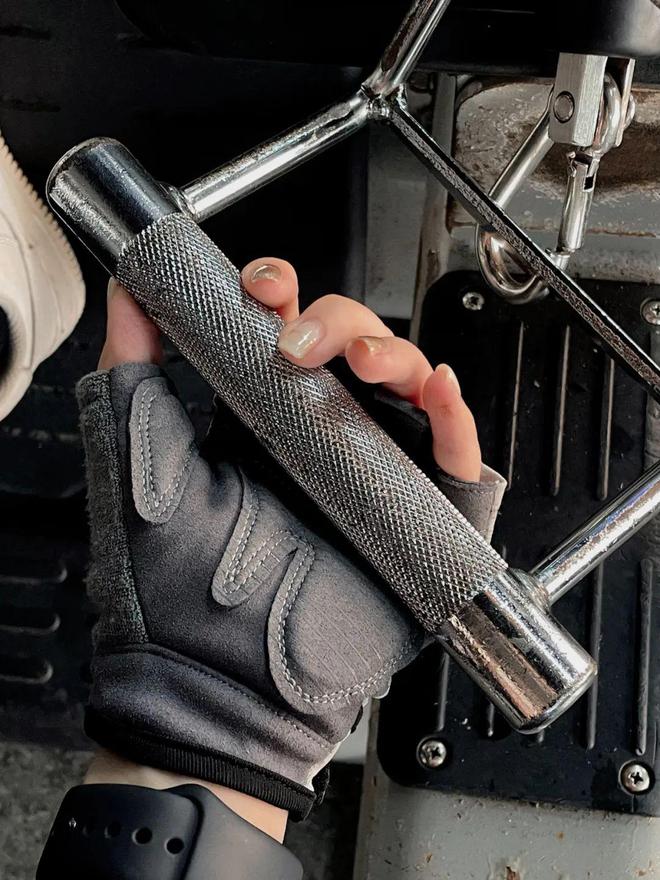 戴手套健身的坏处_戴手套健身好不好_健身戴不戴手套