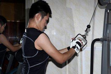 健身带的手套_健身手套有必要买带束带的么_健身要带手套吗