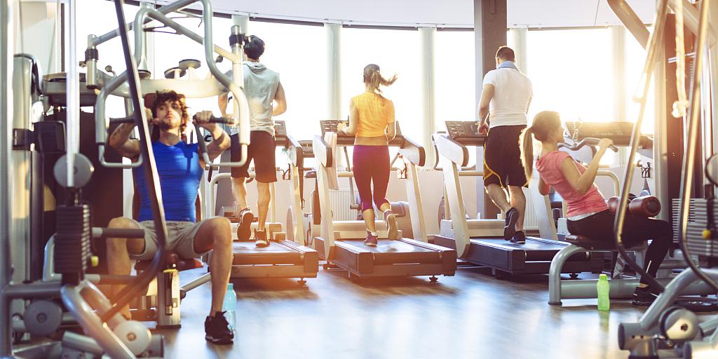 健身综合训练器_健身器材训练动作讲解_健身综合训练器怎么用