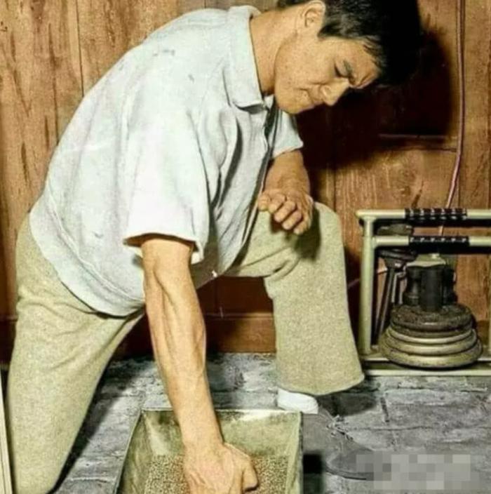 李小龙最恐怖的练法:铁砂掌、电击,第4种泰森没法做到