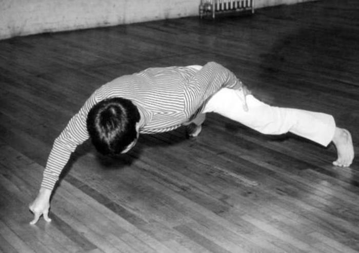 李小龙最恐怖的练法:铁砂掌、电击,第4种泰森没法做到