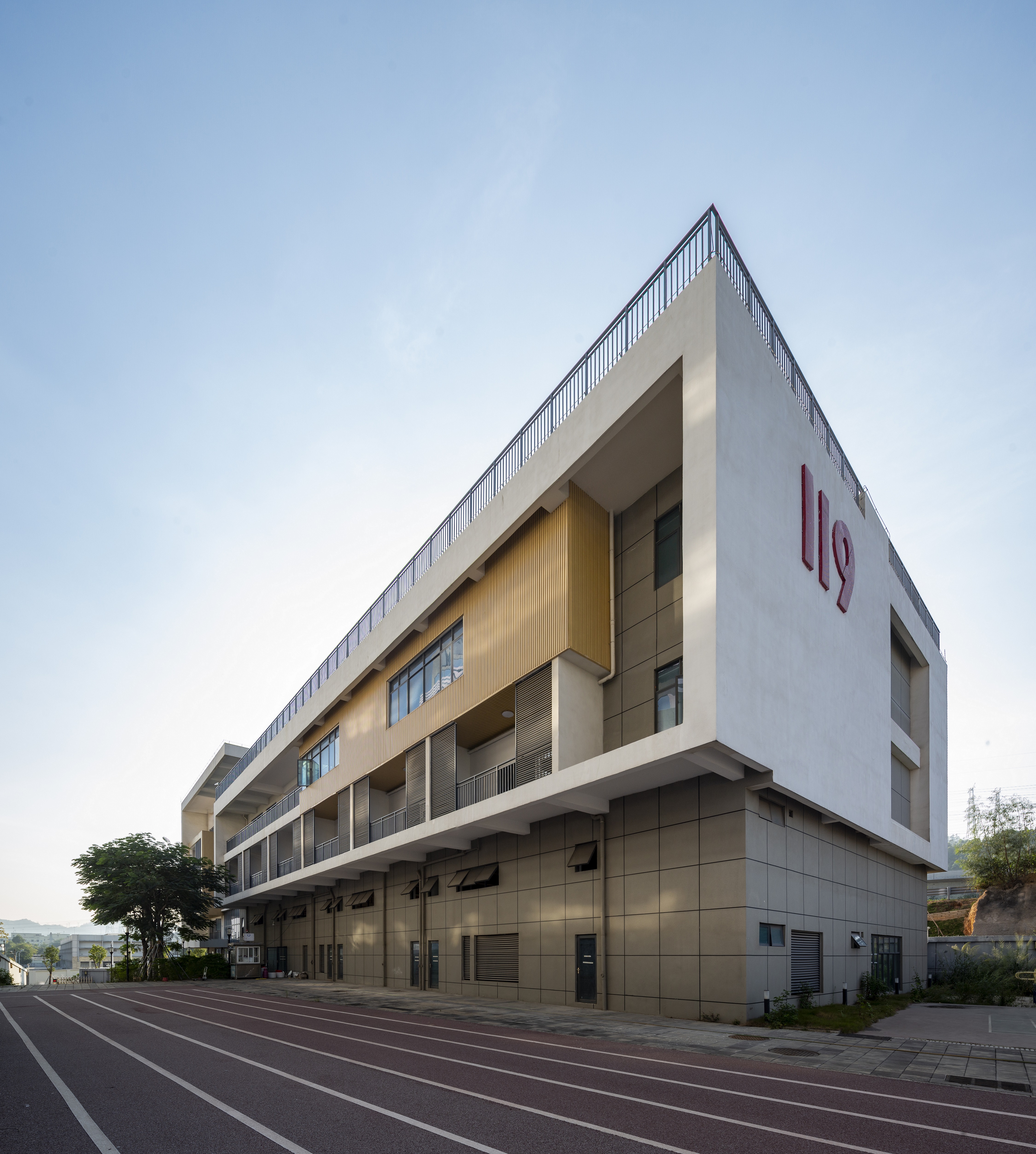 kaiyun官方网app下载app 深圳公安消防支队田寮消防站设计：狭长的“集中式”建筑 / 深大建筑设计院“钟中+钟波涛”工作室