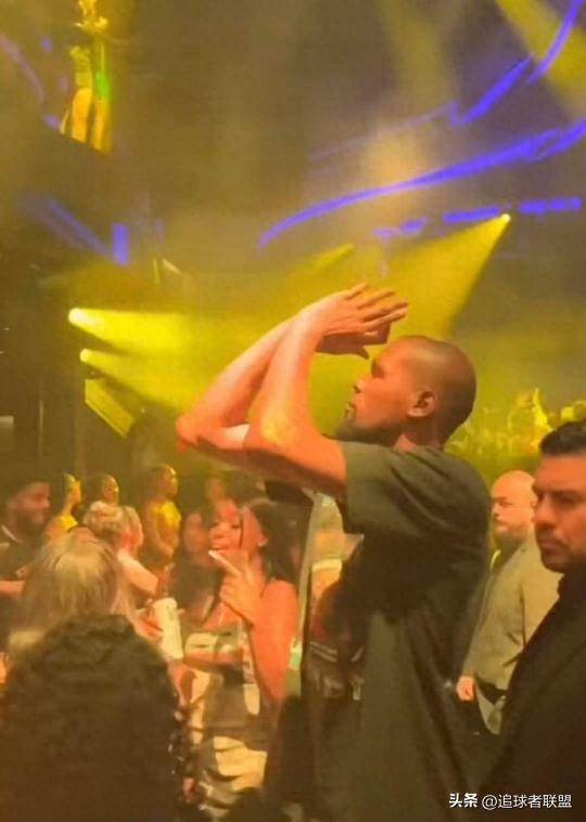 开元棋官方正版下载 杜兰特现身夜店曝光！灯红酒绿却练投篮引热议：他真的嫁给了比赛