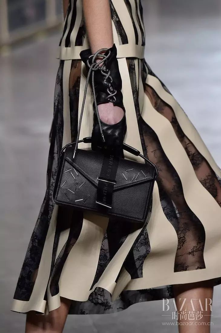 戴手套健身还是起茧_健身戴不戴手套_戴手套健身还会磨出茧子吗