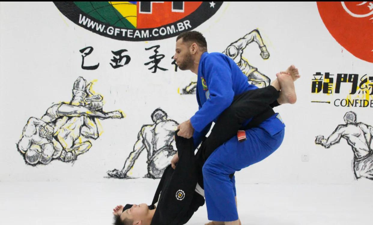 龙门架训练器使用图解_龙门式机体的优缺点_龙门综合训练器