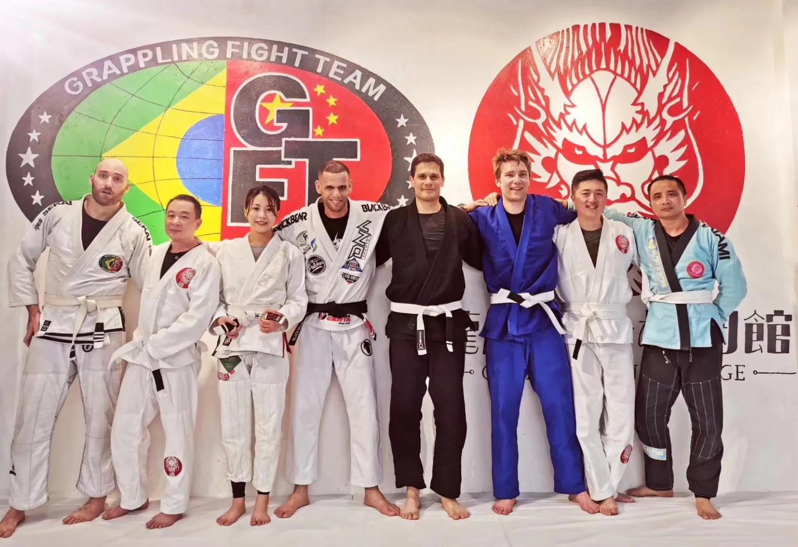 龙门式机体的优缺点_龙门架训练器使用图解_龙门综合训练器