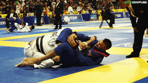 龙门综合训练器_龙门式机体的优缺点_龙门架训练器使用图解