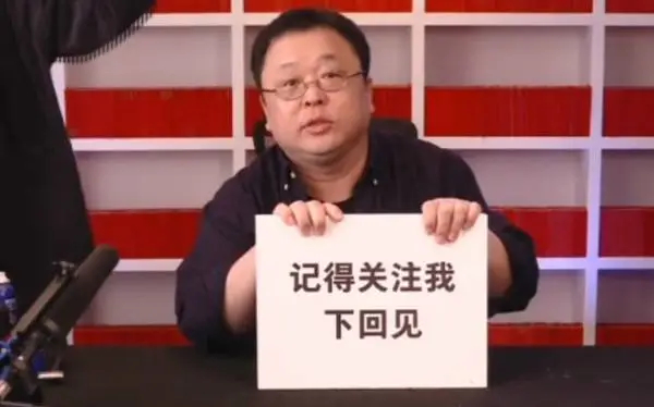 新闻搞笑播报_有个很搞笑的新闻播报节目_搞笑播新闻