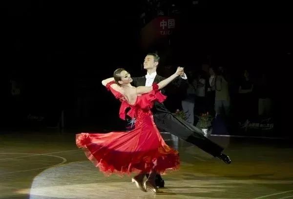 顶级国标舞基功教学_国标舞基本功动作分解要求_国标舞基本功练习