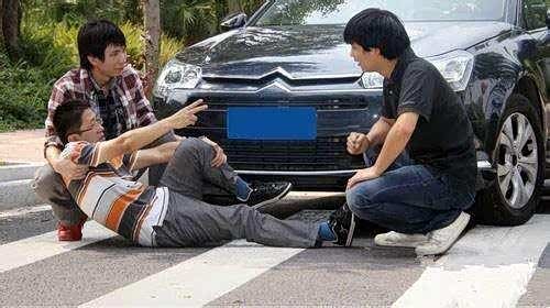 当碰瓷党碰到女司机_碰瓷党 豪车 女司机_碰瓷党 货车 驾驶安全