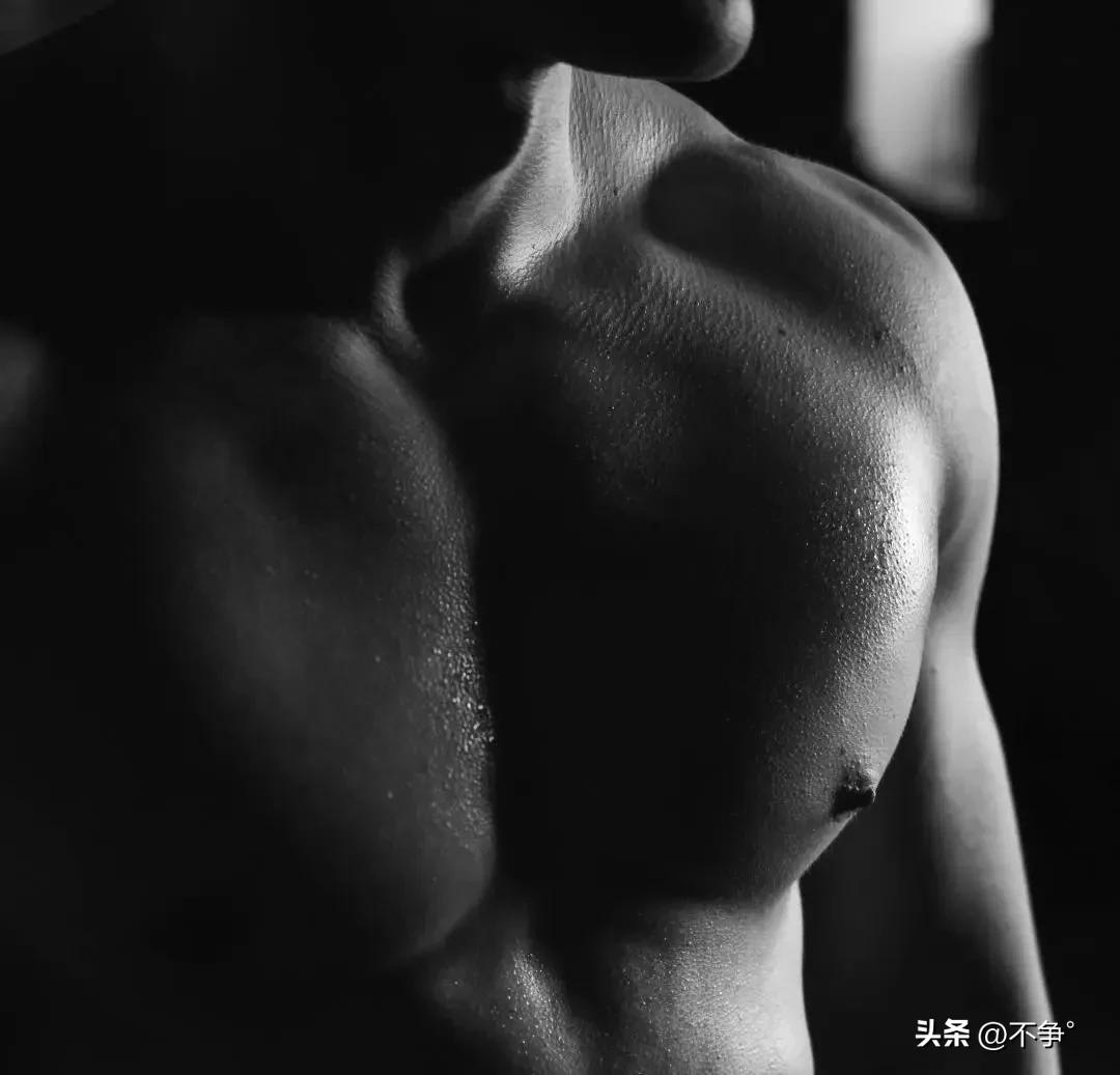 胸肌训练器有用吗_综合训练器 胸肌_胸肌锻炼器材的使用方法