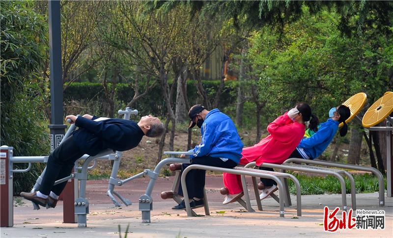 社区健身器材消毒情况_健身要带手套吗_疫情期间公园健身器材消毒