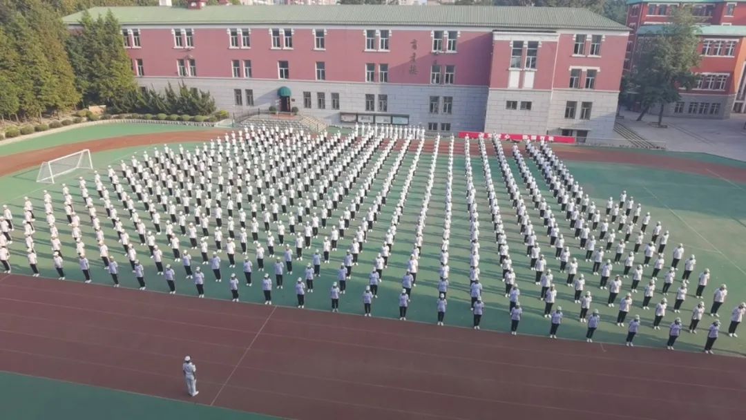 开元ky888棋牌官方版 恋练军姿，心怀国防；畅唱红歌，廿四启航——大连市第二十四中学2021年高一新生军训闭营仪式