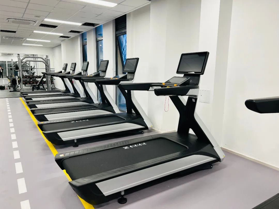 史密斯综合训练器使用方法_综合训练器 史密斯机_史密斯机训练视频