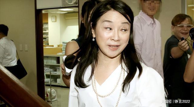 台湾政论节目主持人拍桌怒呛_许贵雅怒拍桌事件_台湾新闻节目