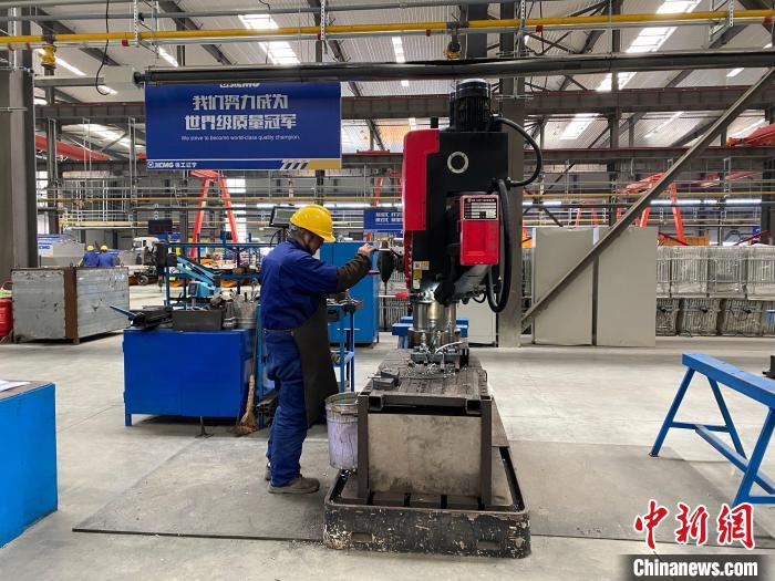 徐工(辽宁)机械有限公司工人现场作业。 孟令卓 摄