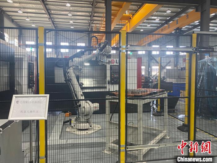 力劲集团机器人操作区。 孟令卓 摄