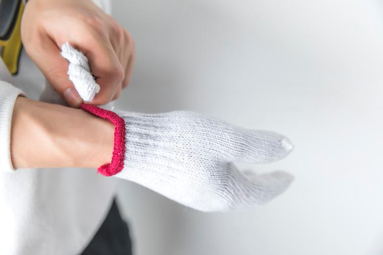 天冷晨练戴手套好处_坚持三个月改善末梢循环_健身用缠手带还是手套