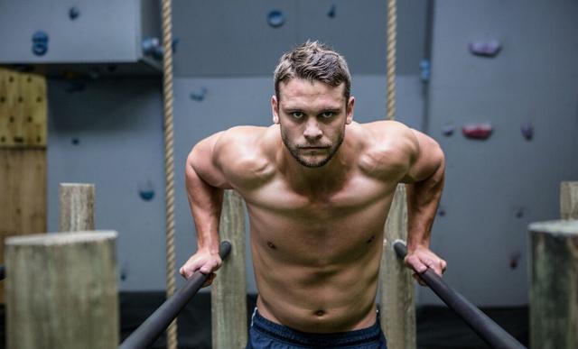 身体前倾双杠臂屈伸_双杠的练习方法_高位下拉小腿交叉