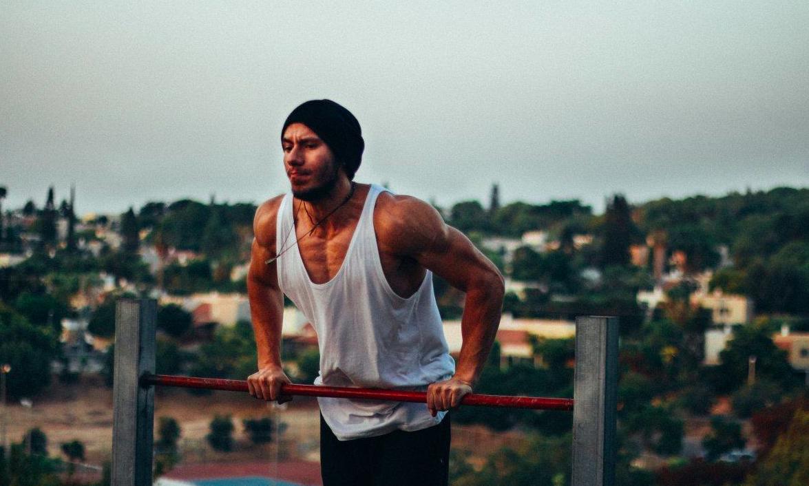 健身入门指南_健身手套护腕_低成本健身