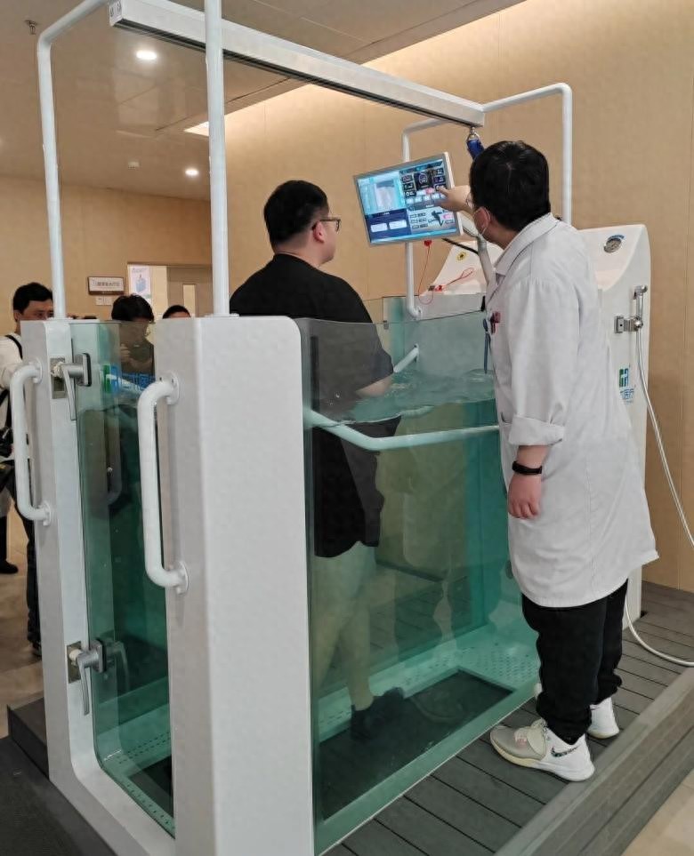 新门内部资料免费查询 水中跑步机、健身游戏机……这家医院减肥有趣味“黑科技”