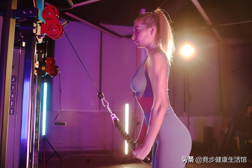 史密斯深蹲机使用方法_综合训练器 健身_健身房常见设备种类